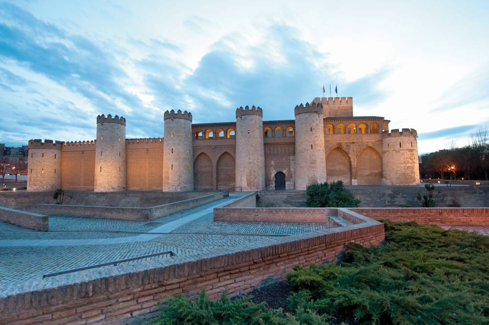 Anochecer en el medieval Palacio de la Aljafería, prueba del esplendor del reino taifa 