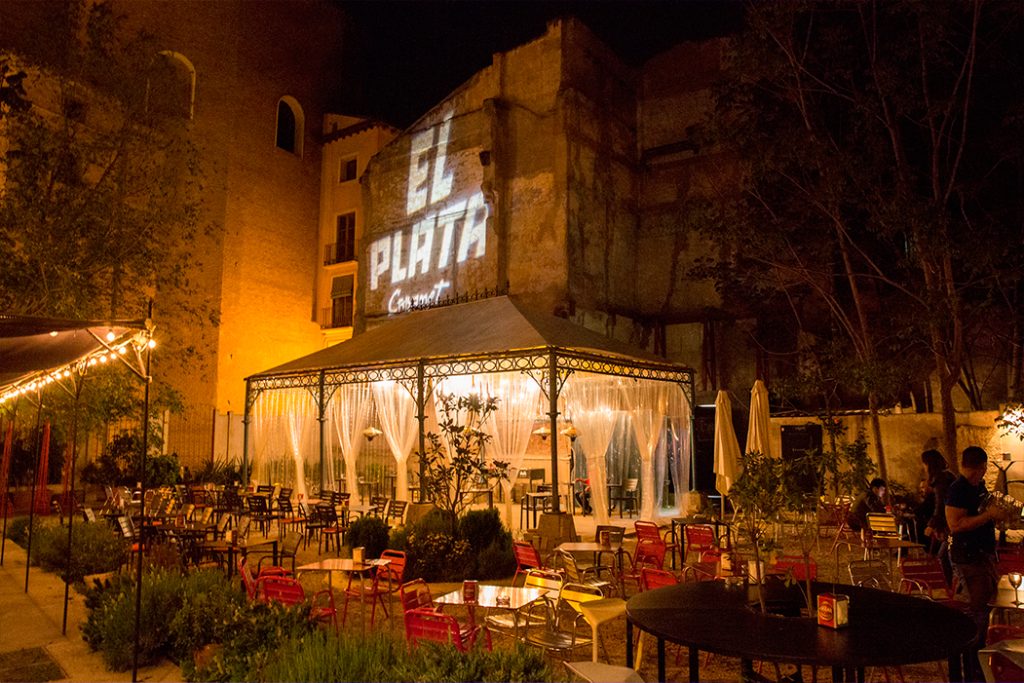 El emblemático Cabaret El Plata poco antes de abrir sus puertas 